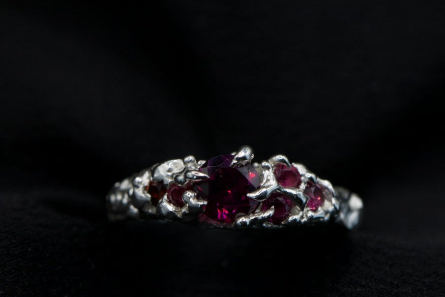 EMBLA RING + RHODOLITE GARNET