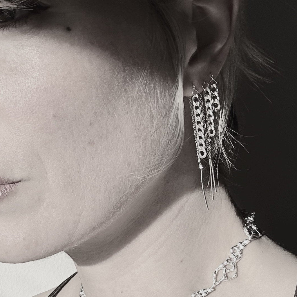 GLÉIPNIR PULL-THROUGH EARRING